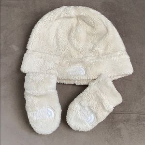 Infant 0-6 month north face beanie and mittens set